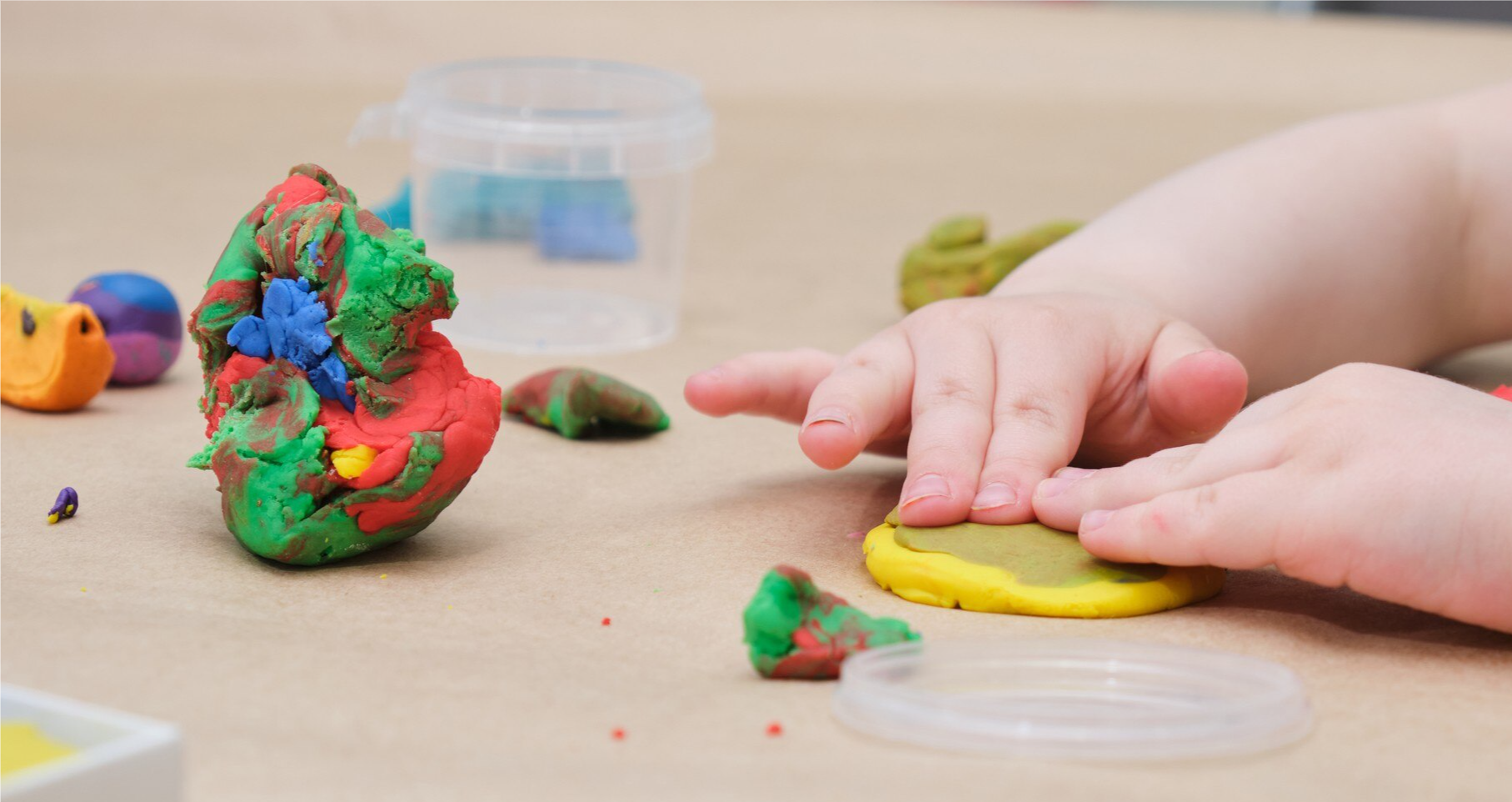 kind speelt met plasticine