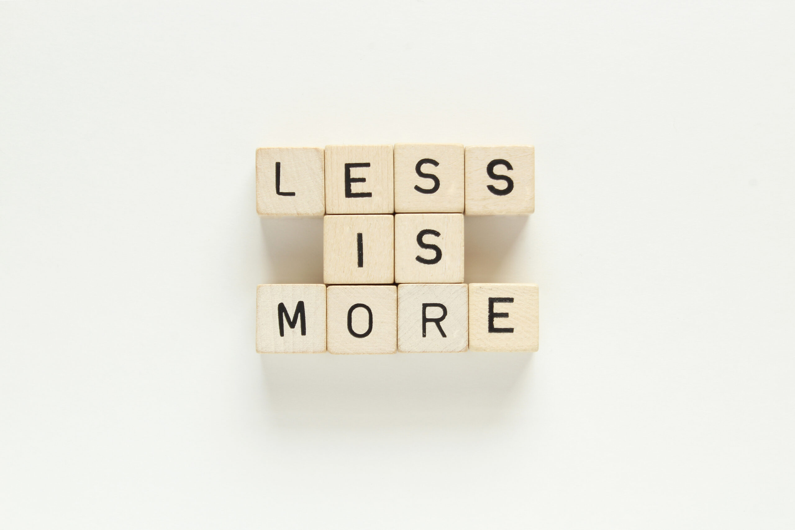 letterblokjes die samen de tekst Less is more vormen